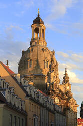 Deutschland, Sachsen, Dresden, Kuppel der Dresdner Frauenkirche in der Abenddämmerung - JTF02361