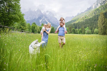 Vater und Mutter verbringen ihren Urlaub vor den Bergen - NJAF00501