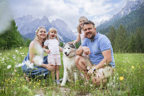 Glückliche Familie im Urlaub mit Hund - NJAF00526