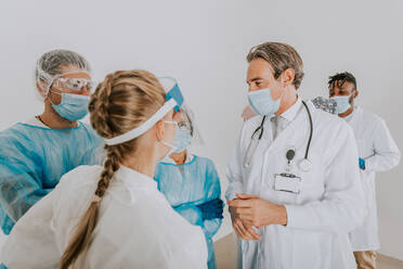 Team of doctors and nurses wearing disposable protection suits and face masks for fighting Covid-19 ( Corona virus ) - Medical team portrait during coronavirus pandemic quarantine, concepts about healthcare and medical - DMDF00451