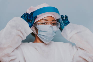 Doctor wearing protection suit and face mask for fighting Covid-19 ( Corona virus ) - Nurse portrait during coronavirus pandemic quarantine, concepts about healthcare and medical - DMDF00454