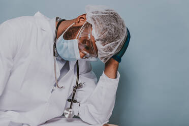 Doctor wearing protection suit and face mask for fighting Covid-19 ( Corona virus ) - Nurse portrait during coronavirus pandemic quarantine, concepts about healthcare and medical - DMDF00456