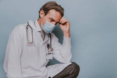 Doctor wearing protection suit and face mask for fighting Covid-19 ( Corona virus ) - Nurse portrait during coronavirus pandemic quarantine, concepts about healthcare and medical - DMDF00458