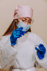 Doctor wearing protection suit and face mask for fighting Covid-19 ( Corona virus ) - Nurse portrait during coronavirus pandemic quarantine, concepts about healthcare and medical - DMDF00461