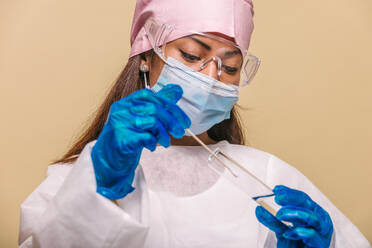 Doctor wearing protection suit and face mask for fighting Covid-19 ( Corona virus ) - Nurse portrait during coronavirus pandemic quarantine, concepts about healthcare and medical - DMDF00462