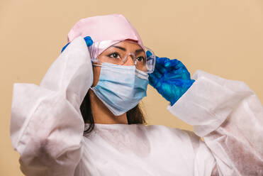 Doctor wearing protection suit and face mask for fighting Covid-19 ( Corona virus ) - Nurse portrait during coronavirus pandemic quarantine, concepts about healthcare and medical - DMDF00464