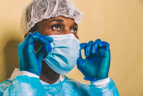 Doctor wearing protection suit and face mask for fighting Covid-19 ( Corona virus ) - Nurse portrait during coronavirus pandemic quarantine, concepts about healthcare and medical - DMDF00468