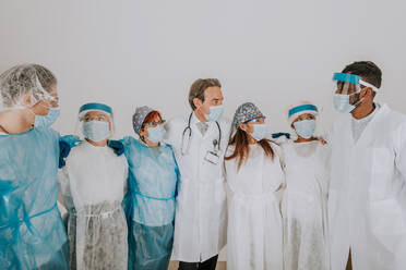 Team of doctors and nurses wearing disposable protection suits and face masks for fighting Covid-19 ( Corona virus ) - Medical team portrait during coronavirus pandemic quarantine, concepts about healthcare and medical - DMDF00477