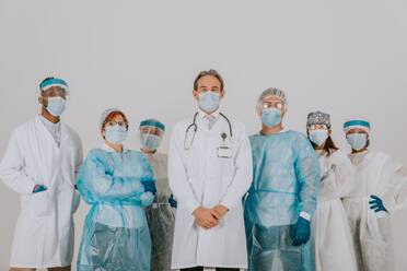 Team of doctors and nurses wearing disposable protection suits and face masks for fighting Covid-19 ( Corona virus ) - Medical team portrait during coronavirus pandemic quarantine, concepts about healthcare and medical - DMDF00478