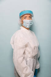 Doctor wearing protection suit and face mask for fighting Covid-19 ( Corona virus ) - Nurse portrait during coronavirus pandemic quarantine, concepts about healthcare and medical - DMDF00480