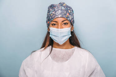 Doctor wearing protection suit and face mask for fighting Covid-19 ( Corona virus ) - Nurse portrait during coronavirus pandemic quarantine, concepts about healthcare and medical - DMDF00483