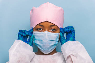 Doctor wearing protection suit and face mask for fighting Covid-19 ( Corona virus ) - Nurse portrait during coronavirus pandemic quarantine, concepts about healthcare and medical - DMDF00485