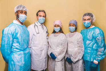 Team of doctors and nurses wearing disposable protection suits and face masks for fighting Covid-19 ( Corona virus ) - Medical team portrait during coronavirus pandemic quarantine, concepts about healthcare and medical - DMDF00488