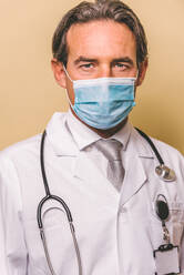 Doctor wearing protection suit and face mask for fighting Covid-19 ( Corona virus ) - Nurse portrait during coronavirus pandemic quarantine, concepts about healthcare and medical - DMDF00490