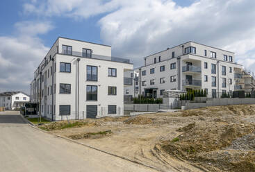 Deutschland, Bayern, Odelzhausen, Moderne Vorstadtgebäude mit Baustelle im Vordergrund - MAMF02883