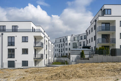 Deutschland, Bayern, Odelzhausen, Moderne Vorstadtgebäude mit Baustelle im Vordergrund - MAMF02884