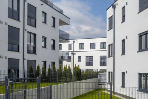 Deutschland, Bayern, Odelzhausen, Außenansicht eines neuen modernen Mehrfamilienhauses - MAMF02887