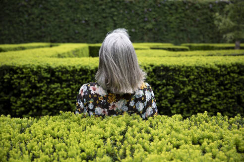 Senior woman imagining in park - FLLF00896