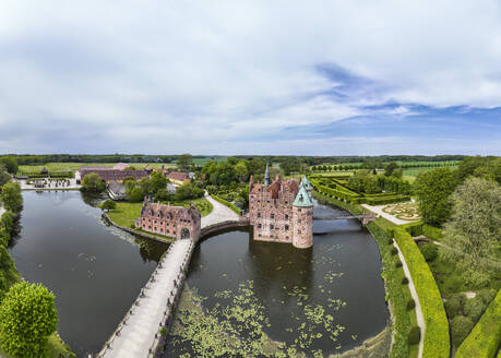 Dänemark, Süddänemark, Kvaerndrup, Luftaufnahme von Schloss Egeskov und dem umliegenden Park - AMF09940