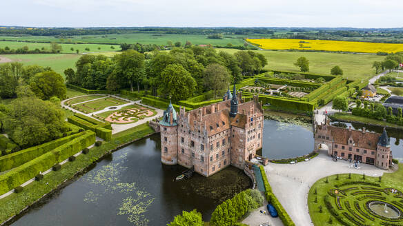 Dänemark, Süddänemark, Kvaerndrup, Luftaufnahme von Schloss Egeskov und dem umliegenden Park - AMF09941