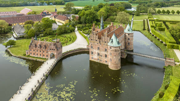 Dänemark, Süddänemark, Kvaerndrup, Luftaufnahme von Schloss Egeskov und dem umliegenden Park - AMF09942