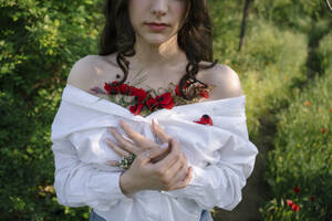 Junge Frau mit Mohnblumen im weißen Hemd - YBF00077