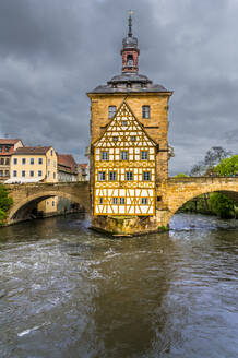 Deutschland, Bayern, Bamberg, Fachwerk-Rathaus bei bewölktem Wetter - MHF00720