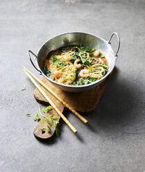 Studio shot of homemade ramen bowl with shrimps, coriander and spinach - KSWF02365