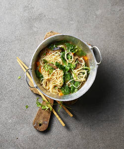 Studioaufnahme einer selbstgemachten Ramen-Schüssel - KSWF02366