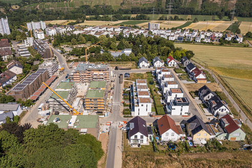 Deutschland, Baden-Württemberg, Ludwigsburg, Luftaufnahme von Vorstadthäusern und Baustelle im Neubaugebiet - WDF07353