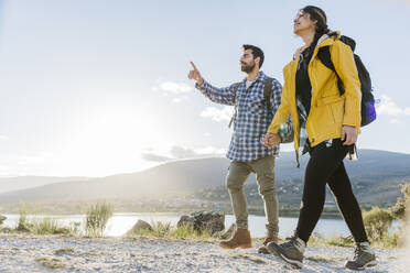 Mann erkundet mit Freundin im Urlaub - JJF01023