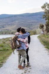 Paar, das sich umarmt, auf dem Fußweg stehend - JJF01073