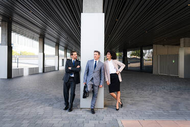 Multiracial group of business people bonding outdoors - International business corporate team wearing elegant suit meeting in a business park - DMDF00621