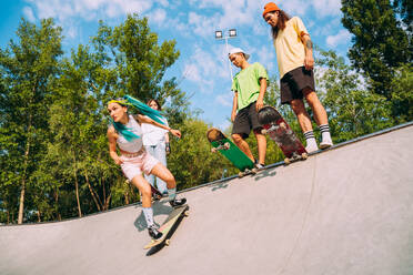 Profi-Skateboarder haben Spaß im Skatepark - DMDF00796