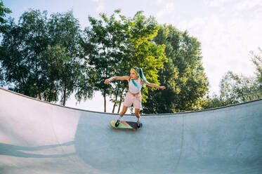 Profi-Skateboarder haben Spaß im Skatepark - DMDF00797