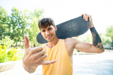 Profi-Skateboarder haben Spaß im Skatepark - DMDF00809