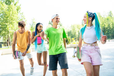 Gruppe von Skatern und Jugendlichen im Skatepark. Professionelle Skateboarder, die zusammen Spaß haben - DMDF00814