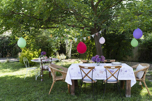 Tisch für Geburtstagsfeier im Hinterhof dekoriert - SVKF01575