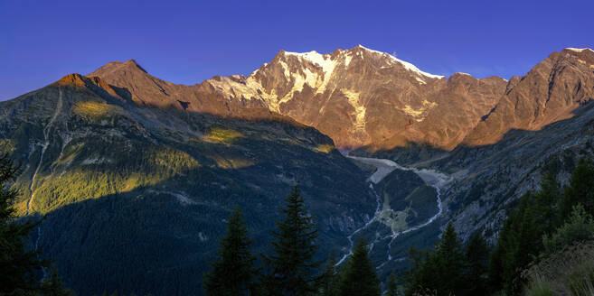 Italien, Piemont, Ostwand des Monte Rosa in der Morgendämmerung - LOMF01387