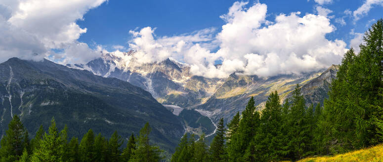 Italien, Piemont, Blick auf die Wolken über der Ostwand des Monte Rosa - LOMF01389