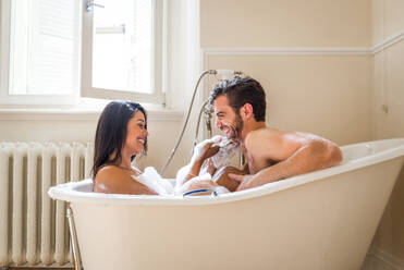 Young cheerful couple at home - Intimate moments, couple bathing - DMDF00990