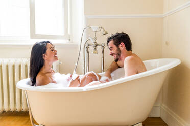 Young cheerful couple at home - Intimate moments, couple bathing - DMDF00993