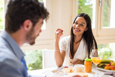 Glückliches Paar beim gesunden Frühstück zu Hause am Morgen - Glückliche Momente der häuslichen Partnerschaft - DMDF00996