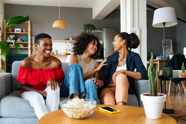 Glückliche schöne hispanische südamerikanische und schwarze Frauen, die sich drinnen treffen und Spaß haben - Schwarze erwachsene Frauen, die beste Freundinnen sind und Zeit miteinander verbringen, Konzepte über das häusliche Leben, Freizeit, Freundschaft und Zweisamkeit - DMDF01069