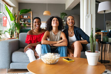 Glückliche schöne hispanische südamerikanische und schwarze Frauen, die sich drinnen treffen und Spaß haben - Schwarze erwachsene Frauen, die beste Freundinnen sind und Zeit miteinander verbringen, Konzepte über das häusliche Leben, Freizeit, Freundschaft und Zweisamkeit - DMDF01074