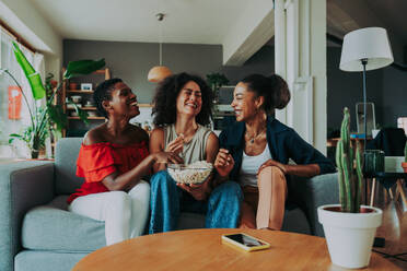 Happy beautiful hispanic south american and black women meeting indoors and having fun - Black adult females best friends spending time together, concepts about domestic life, leisure, friendship and togetherness - DMDF01079