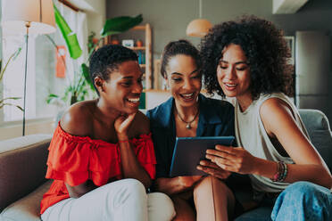 Happy beautiful hispanic south american and black women meeting indoors and having fun - Black adult females best friends spending time together, concepts about domestic life, leisure, friendship and togetherness - DMDF01091