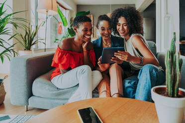 Happy beautiful hispanic south american and black women meeting indoors and having fun - Black adult females best friends spending time together, concepts about domestic life, leisure, friendship and togetherness - DMDF01093