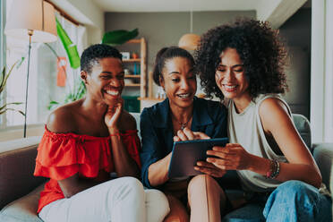 Happy beautiful hispanic south american and black women meeting indoors and having fun - Black adult females best friends spending time together, concepts about domestic life, leisure, friendship and togetherness - DMDF01095