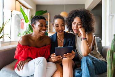 Happy beautiful hispanic south american and black women meeting indoors and having fun - Black adult females best friends spending time together, concepts about domestic life, leisure, friendship and togetherness - DMDF01096